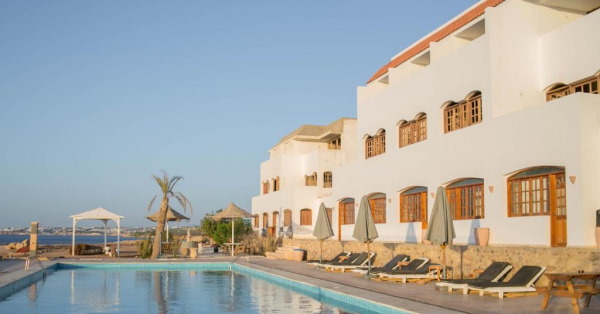 Adrenalin Beach Lodge-swimming pool