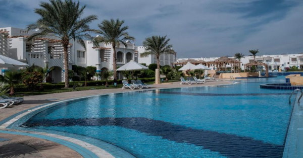 Continental Plaza Beach Resort - outdoor pool