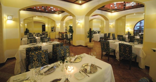 Domina Coral Bay Resort dining room